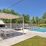 Ruvelis Private Pool Villa *