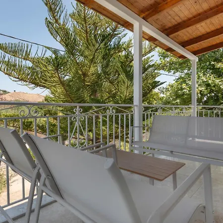 Ruvelis Private Pool ヴィラ Fiolítis