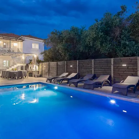 Ruvelis Private Pool Villa Fiolitis